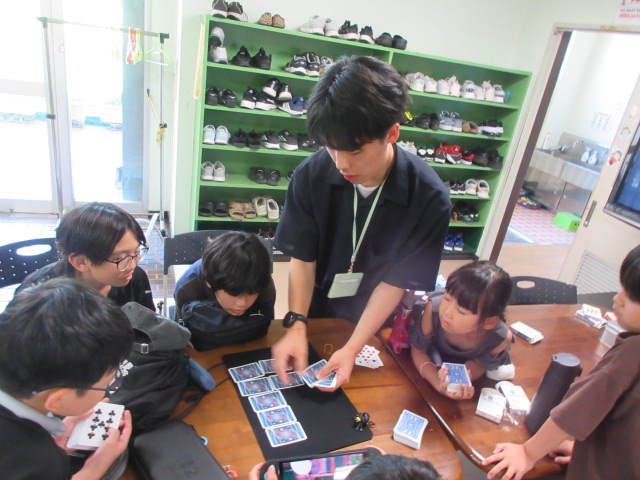マジックを教えてもらっている写真