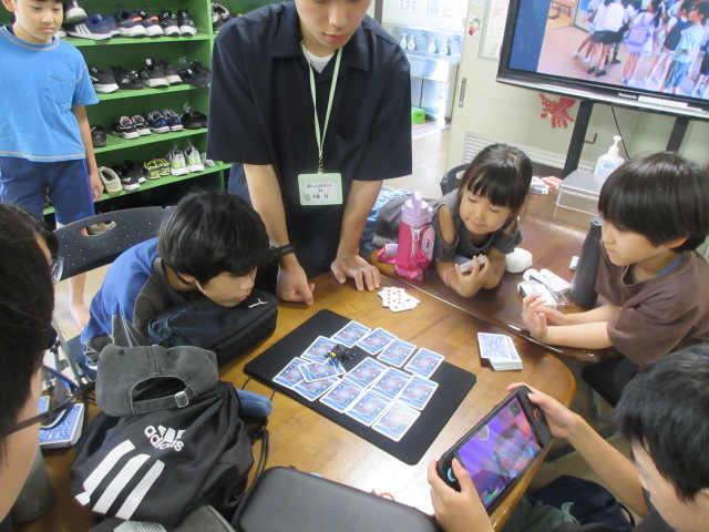 マジックを教えてもらっている写真