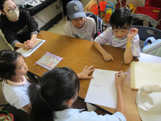 大人とこどもが一緒に会議をおこなっている様子の写真