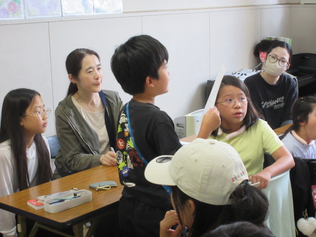 大人とこどもが一緒に会議をおこなっている様子の写真