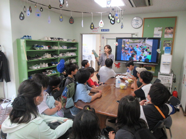 おばけやしきの会議をしている子どもたちの写真