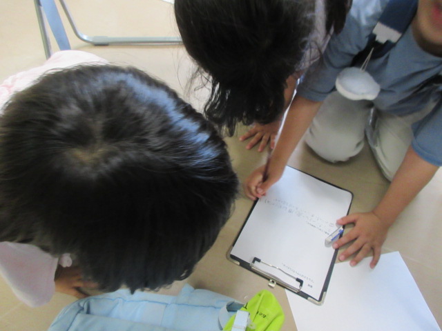 おばけやしきの会議をしている子どもたちの写真