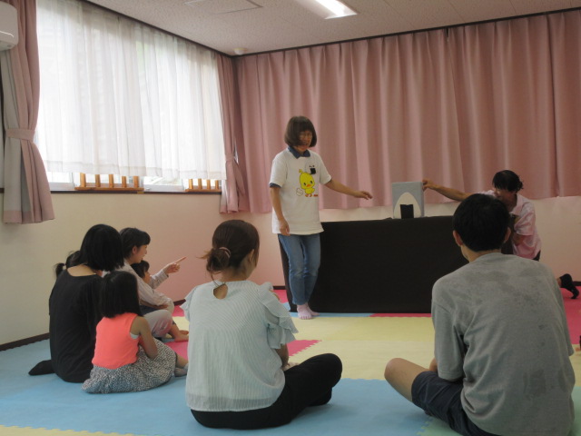 お話を楽しんでいる写真