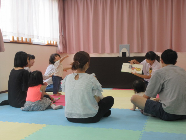 お話を楽しんでいる写真