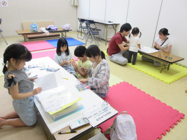 ペットボトルブレスレットを作る子どもたちの様子