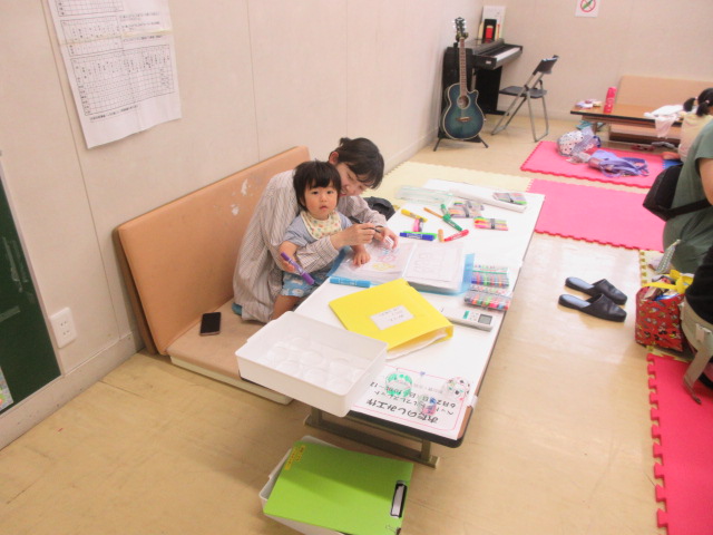 ペットボトルブレスレットを作る子どもたちの様子