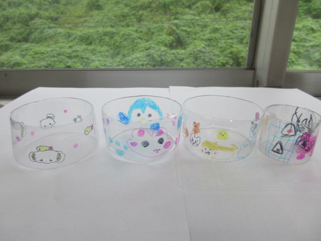 ペットボトルブレスレットを作る子どもたちの様子