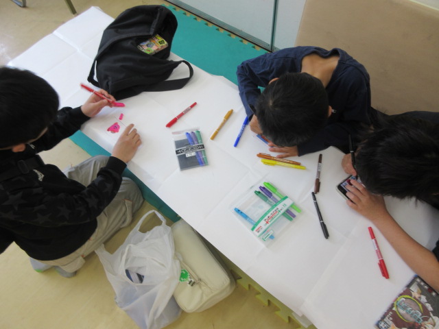 プラバンに絵を描いている写真