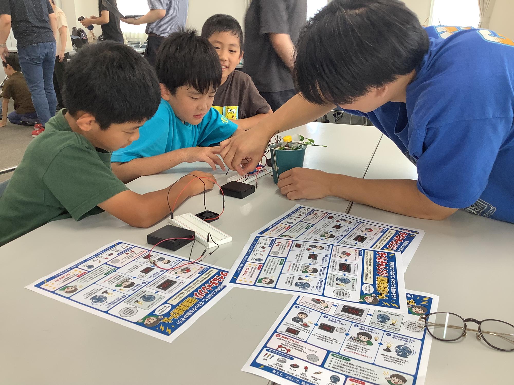 プログラミングを教えてもらっている写真
