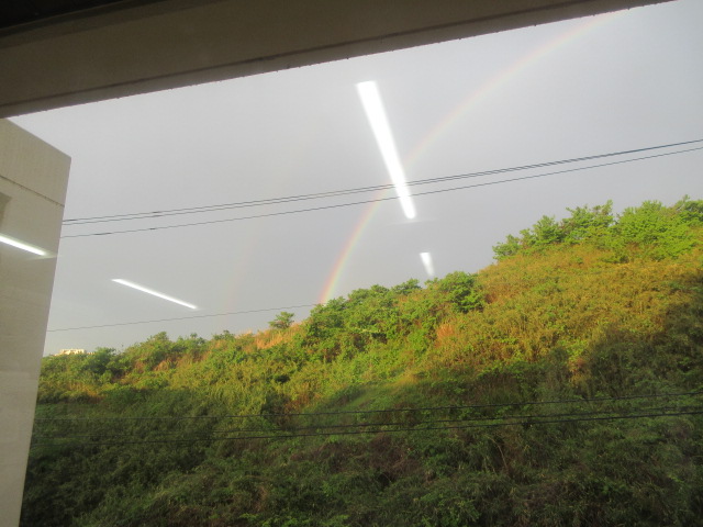 窓から見えた虹の写真