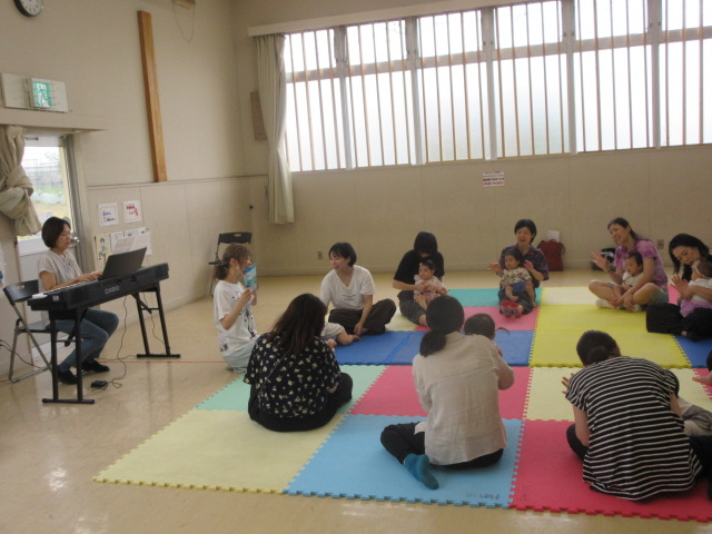 親子でリトミックを楽しむ様子
