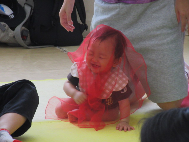 親子でリトミックを楽しむ様子