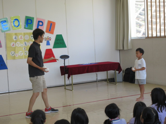 参加者と瀬尾さんが一緒にジャグリングショーをおこなっている写真