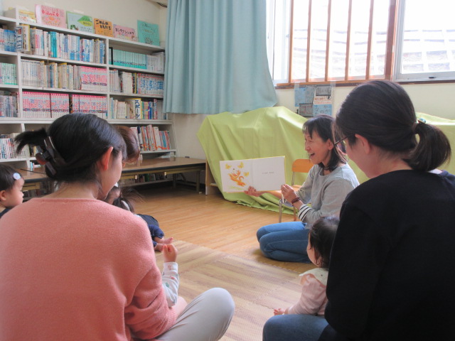 たまちゃんのよみきかせに参加する幼児親子の様子