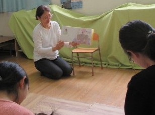 読み聞かせをするたまちゃんさんの様子