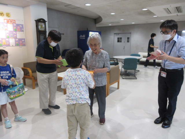 講師の先生に感謝のお手紙を渡している様子