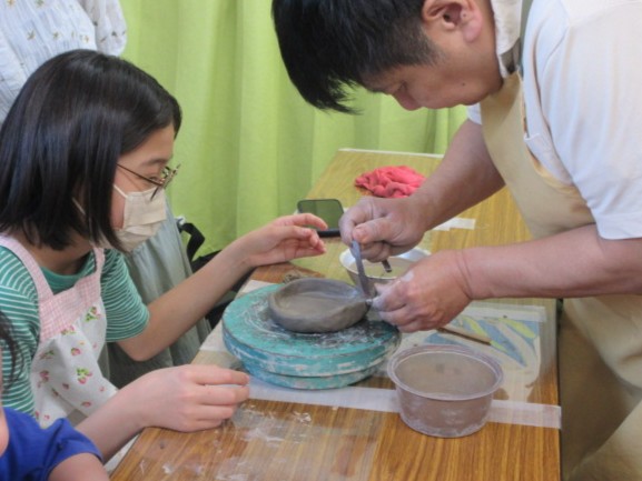 陶芸作品作りを教わっている写真