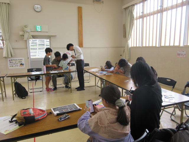 こどもたちが動画を編集する様子