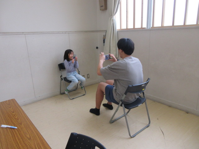 こどもたちが動画を撮影する様子
