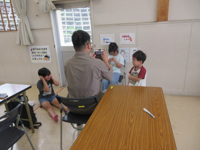 こどもたちが動画を撮影する様子