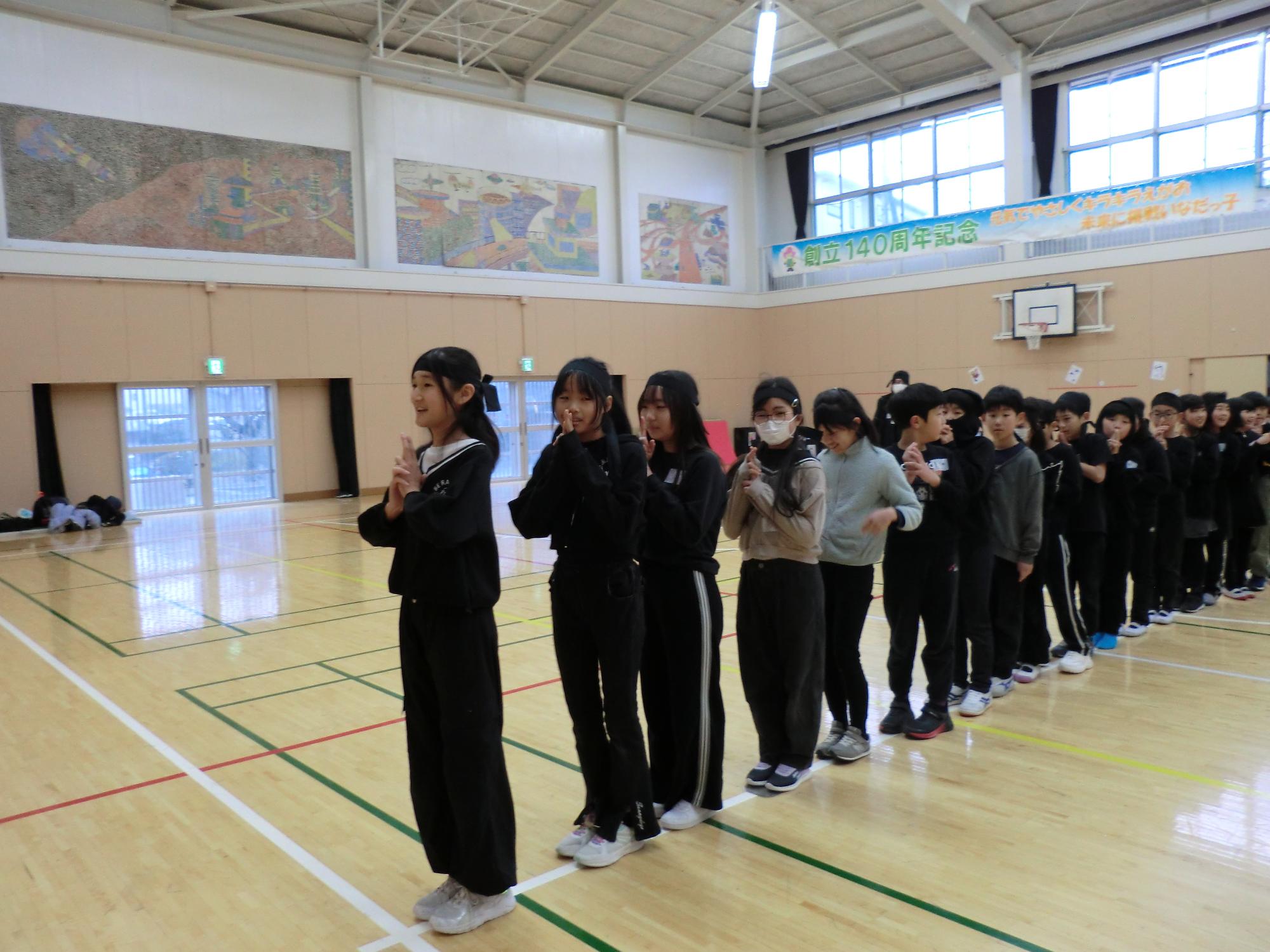 多重影分身の術を練習するこどもたち