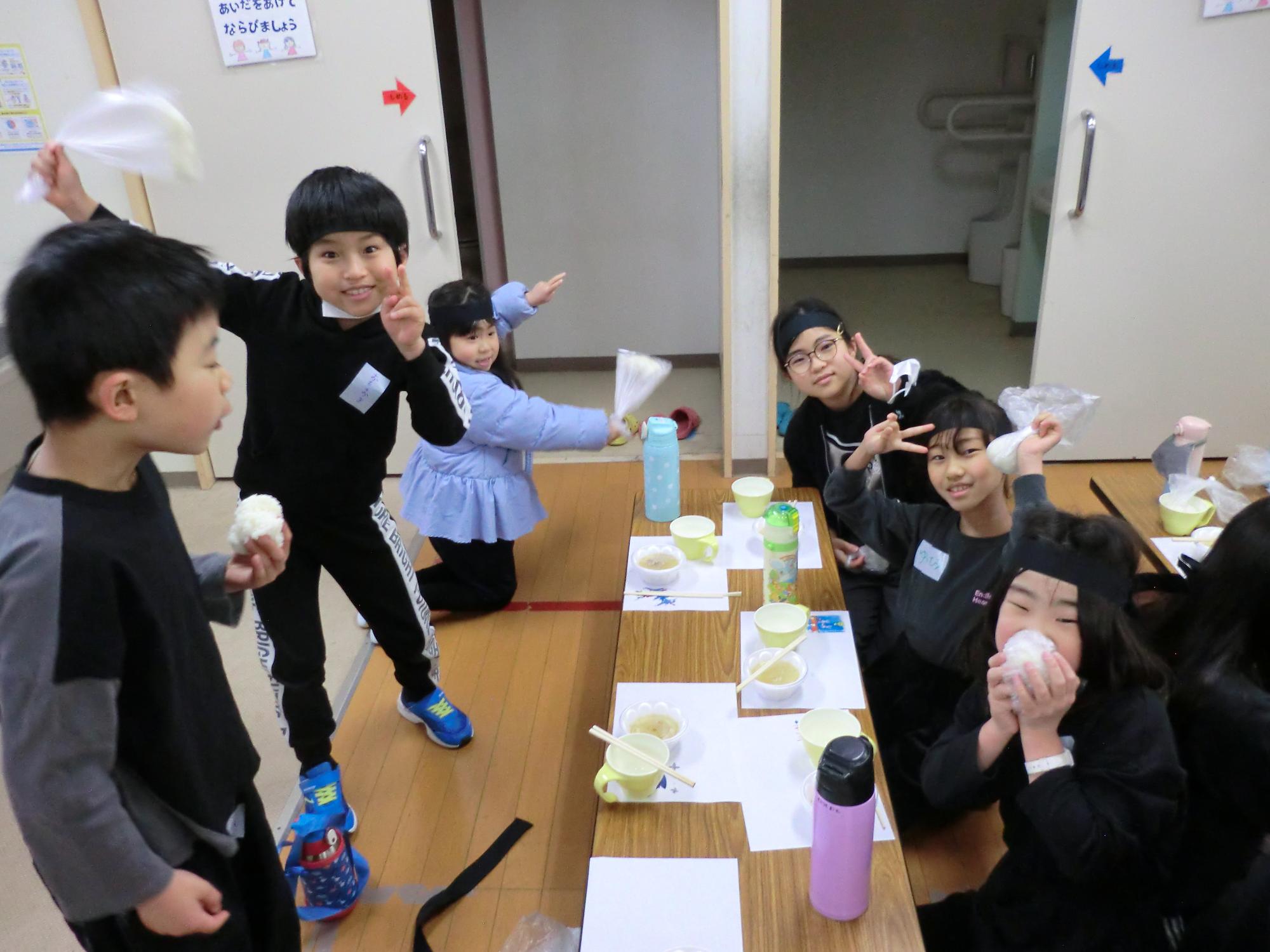 爆弾おにぎりを食べる子どもたち