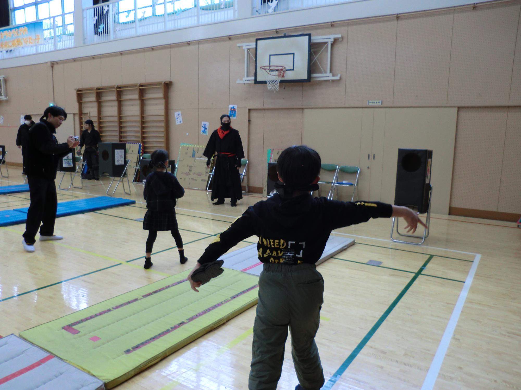 手裏剣を練習する子どもたち