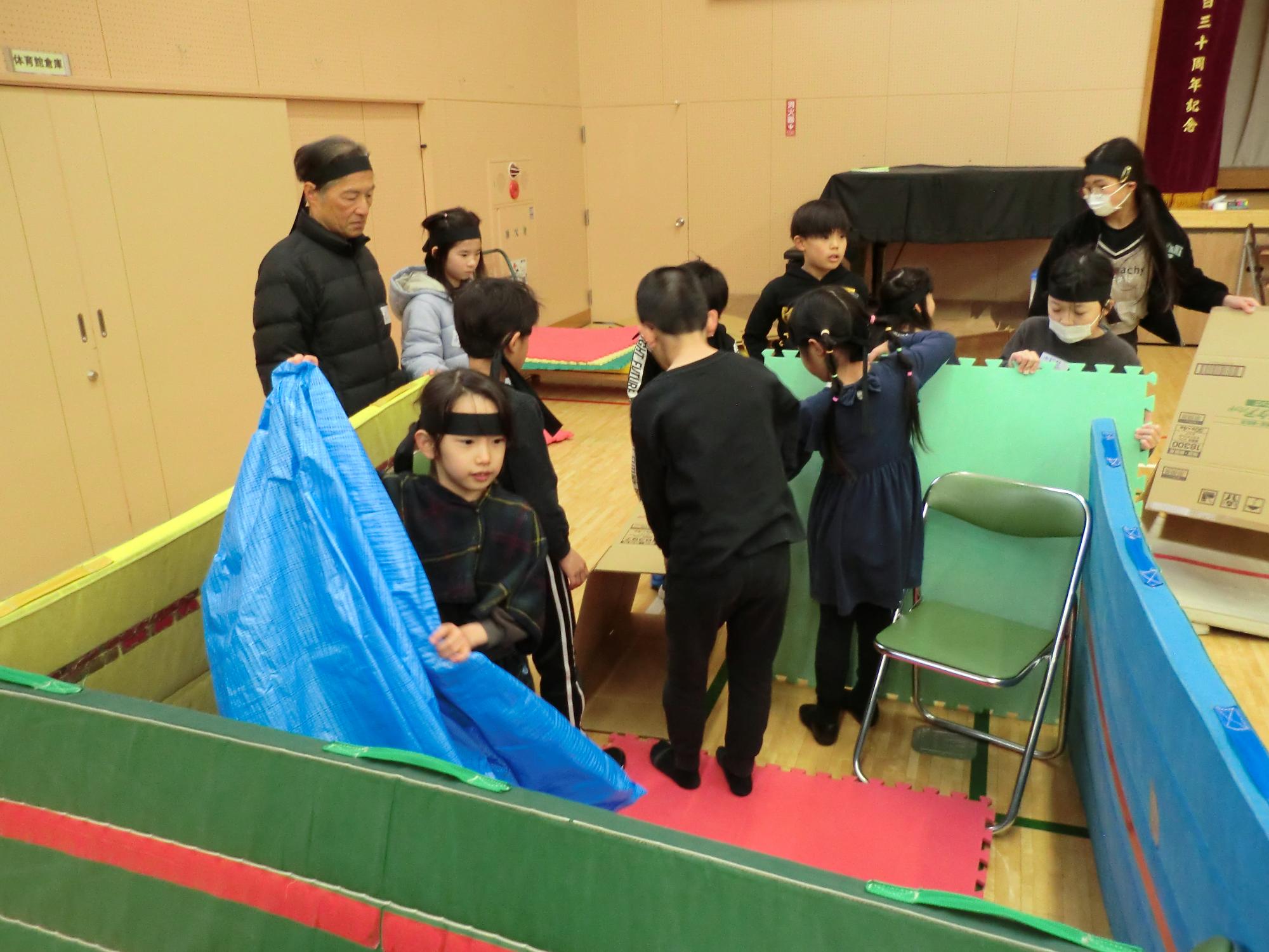 忍者の家を作る子どもたち