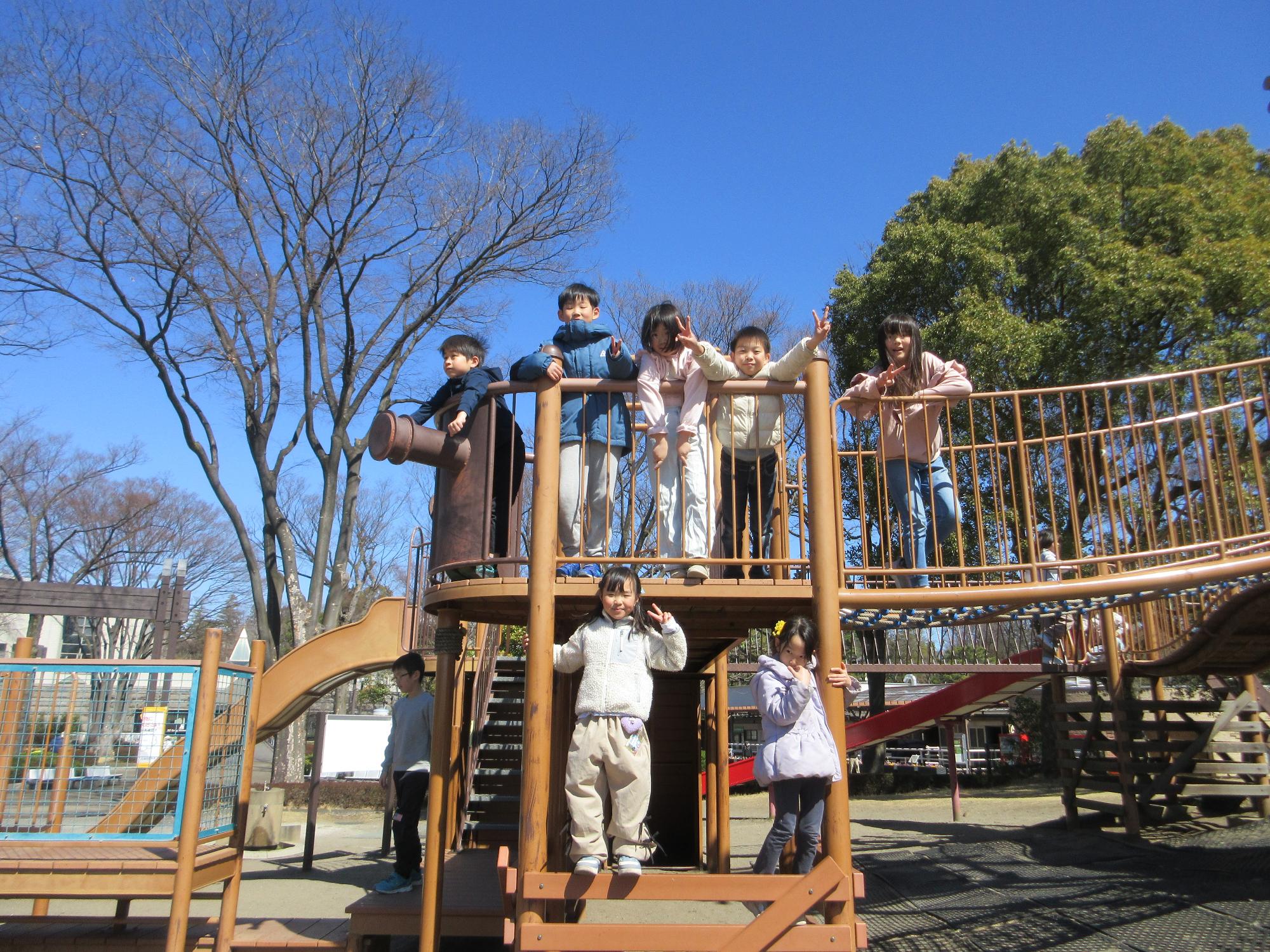 公園で遊ぶ様子