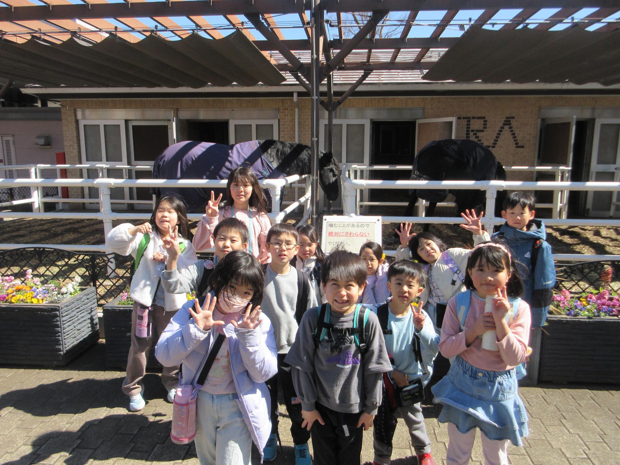 馬と一緒に写真を撮る様子