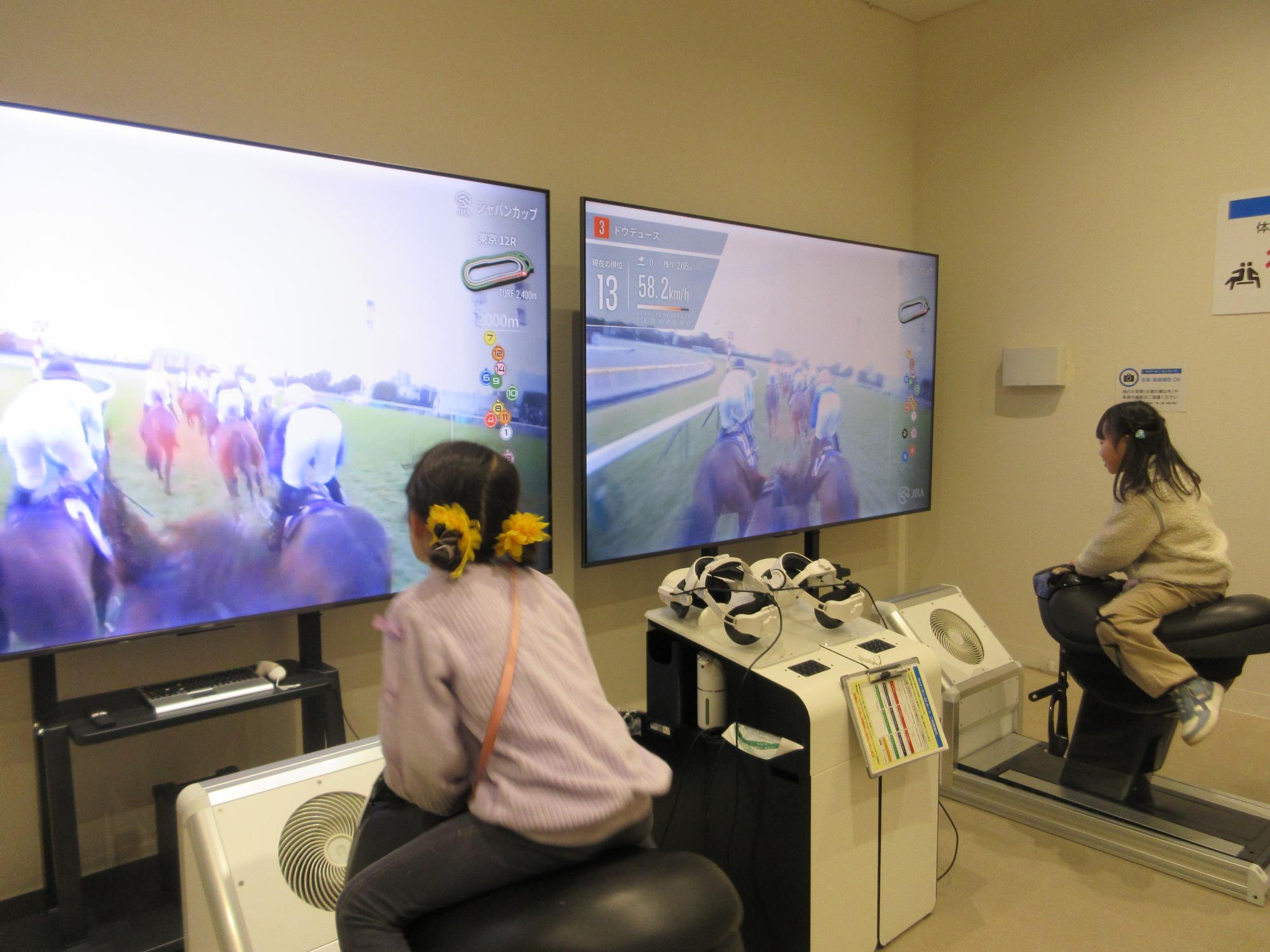 博物館内のアトラクションで遊ぶ様子