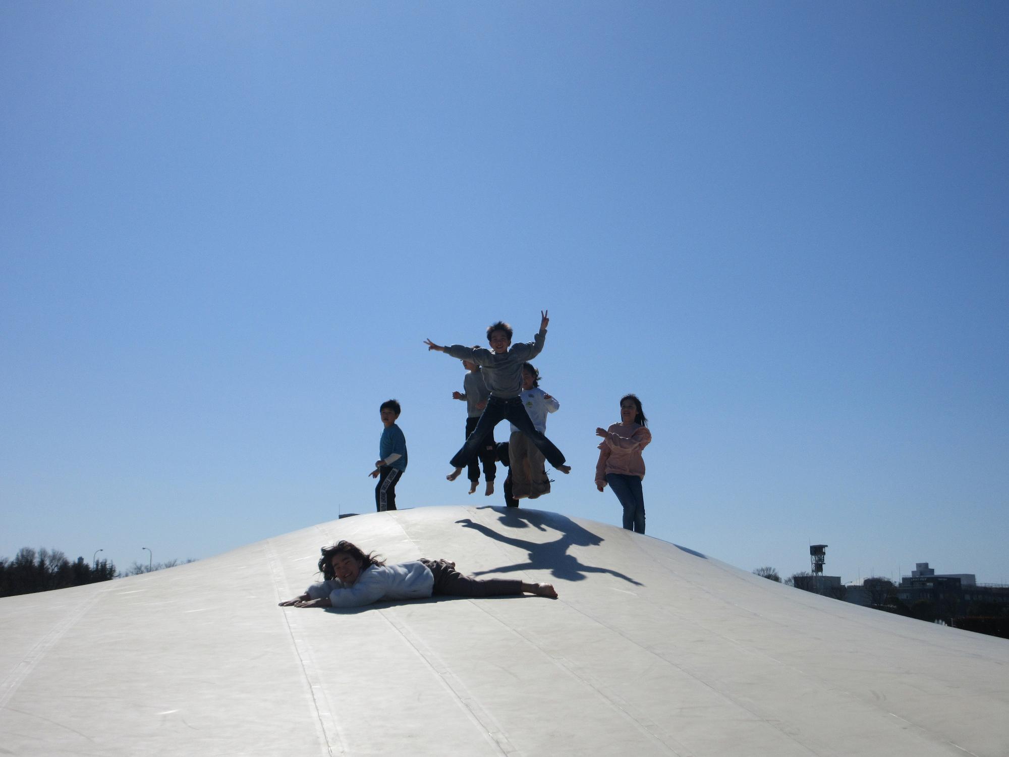 トランポリンで遊ぶ様子