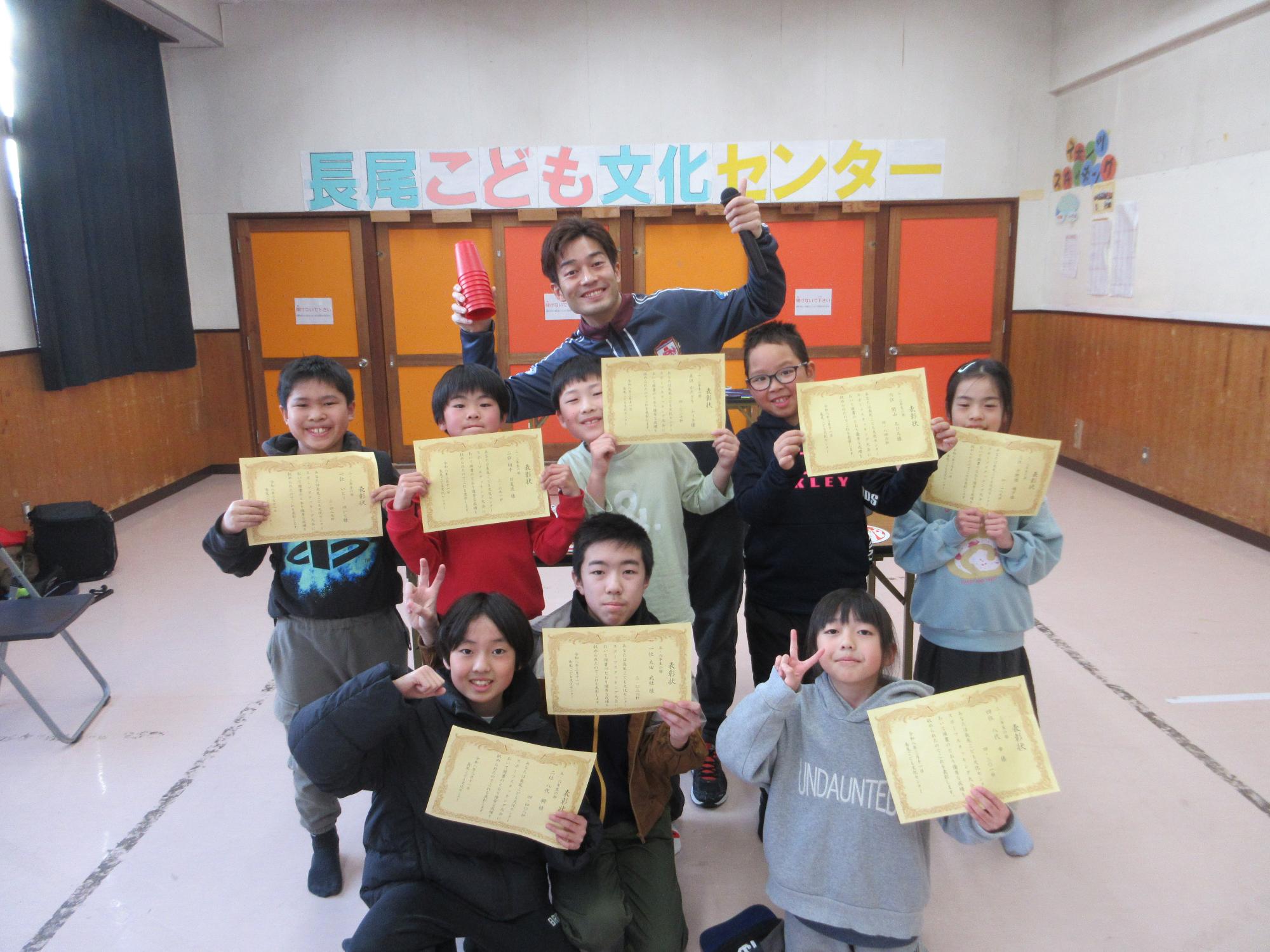 賞状と集合写真