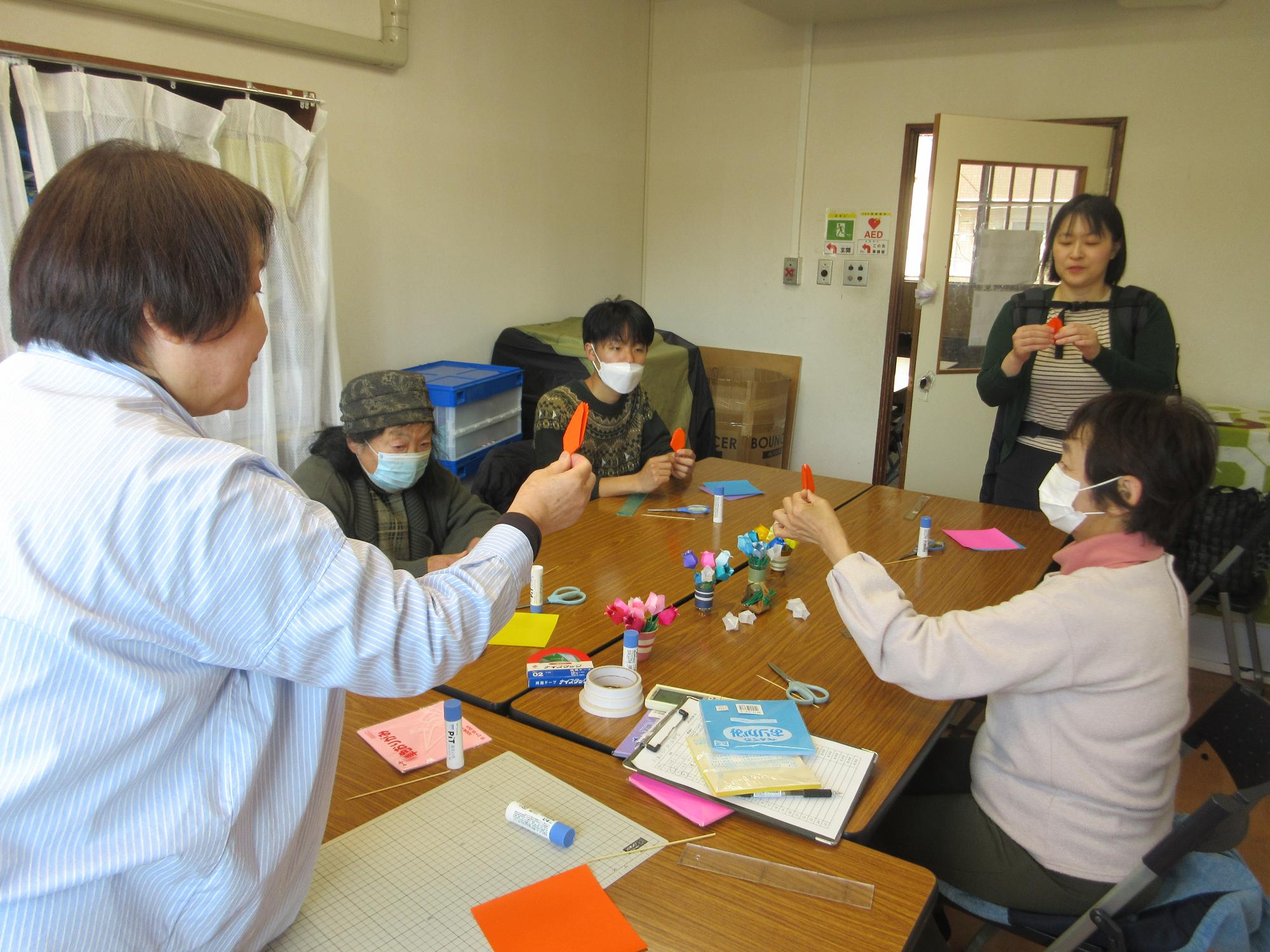 チューリップを折っている様子