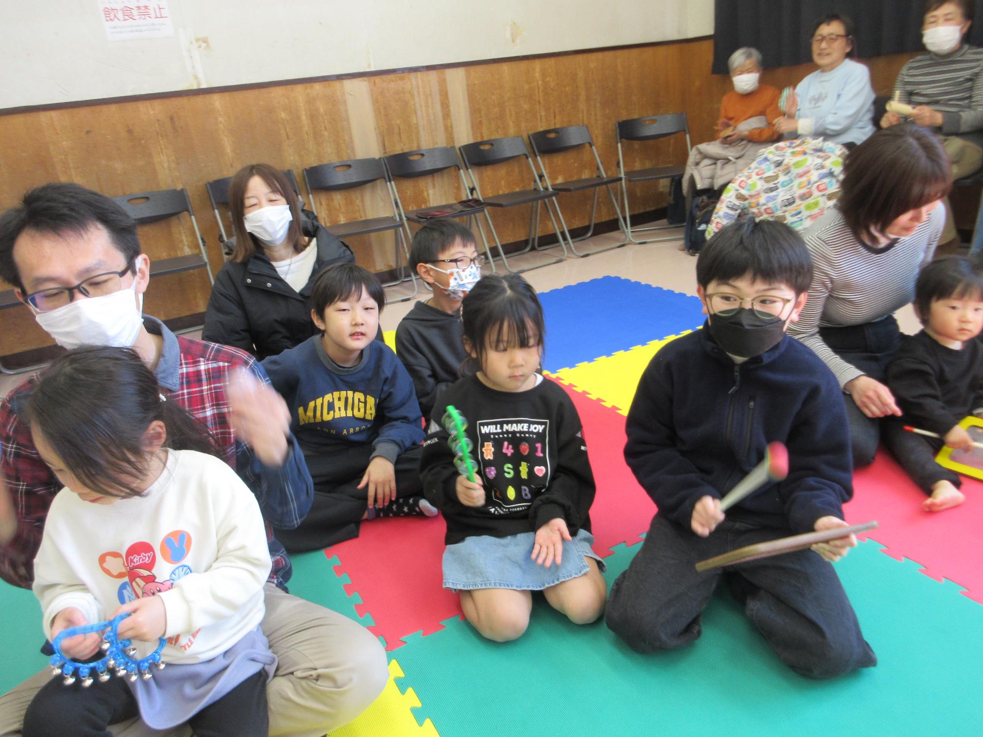 好きな楽器を演奏する様子