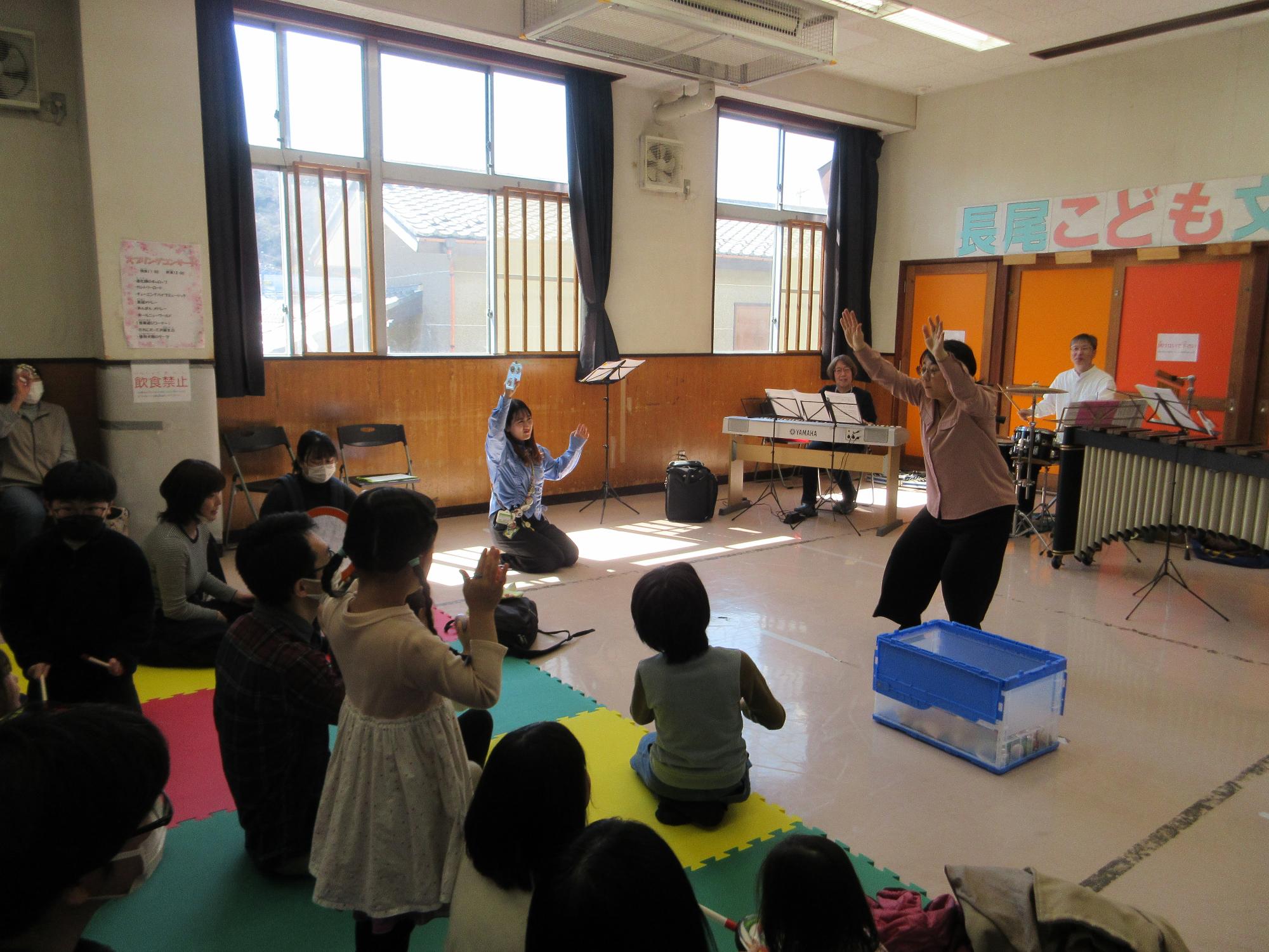 指揮に合わせて演奏する様子