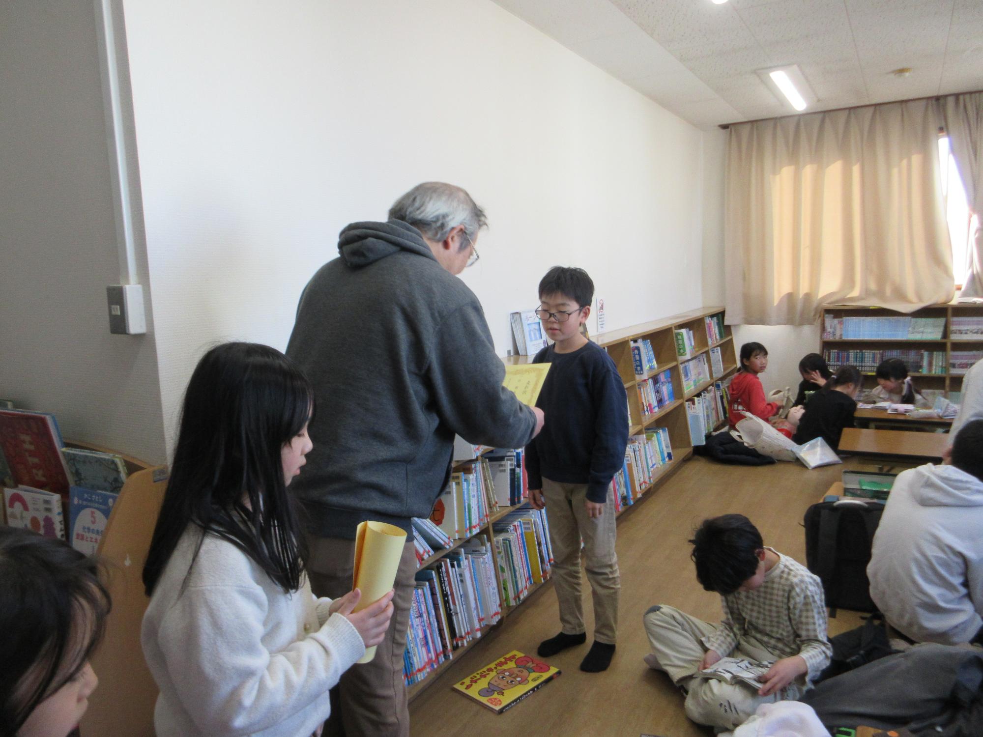 賞状をもらう様子