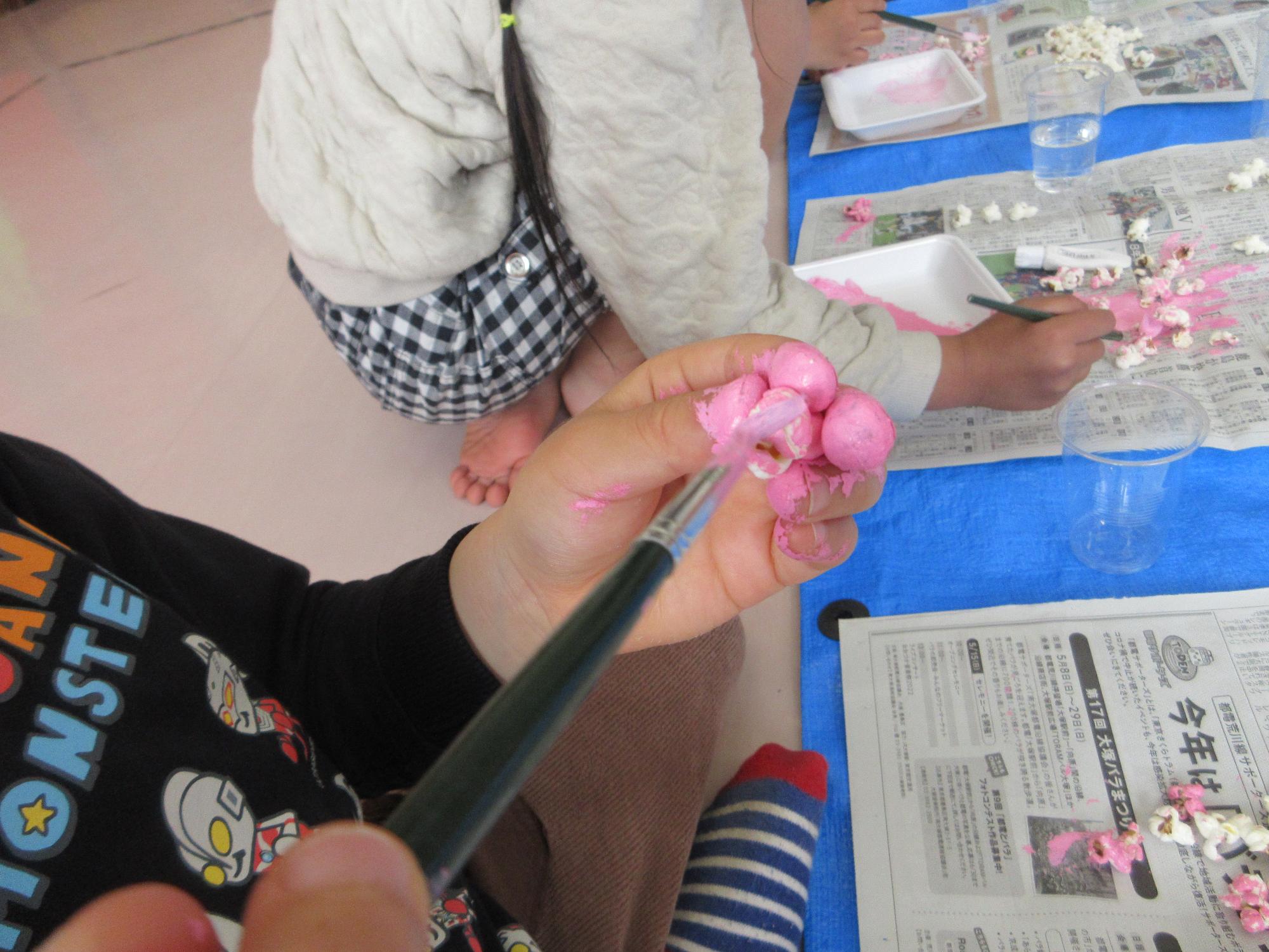 ポップコーンをサクラに変身させる様子