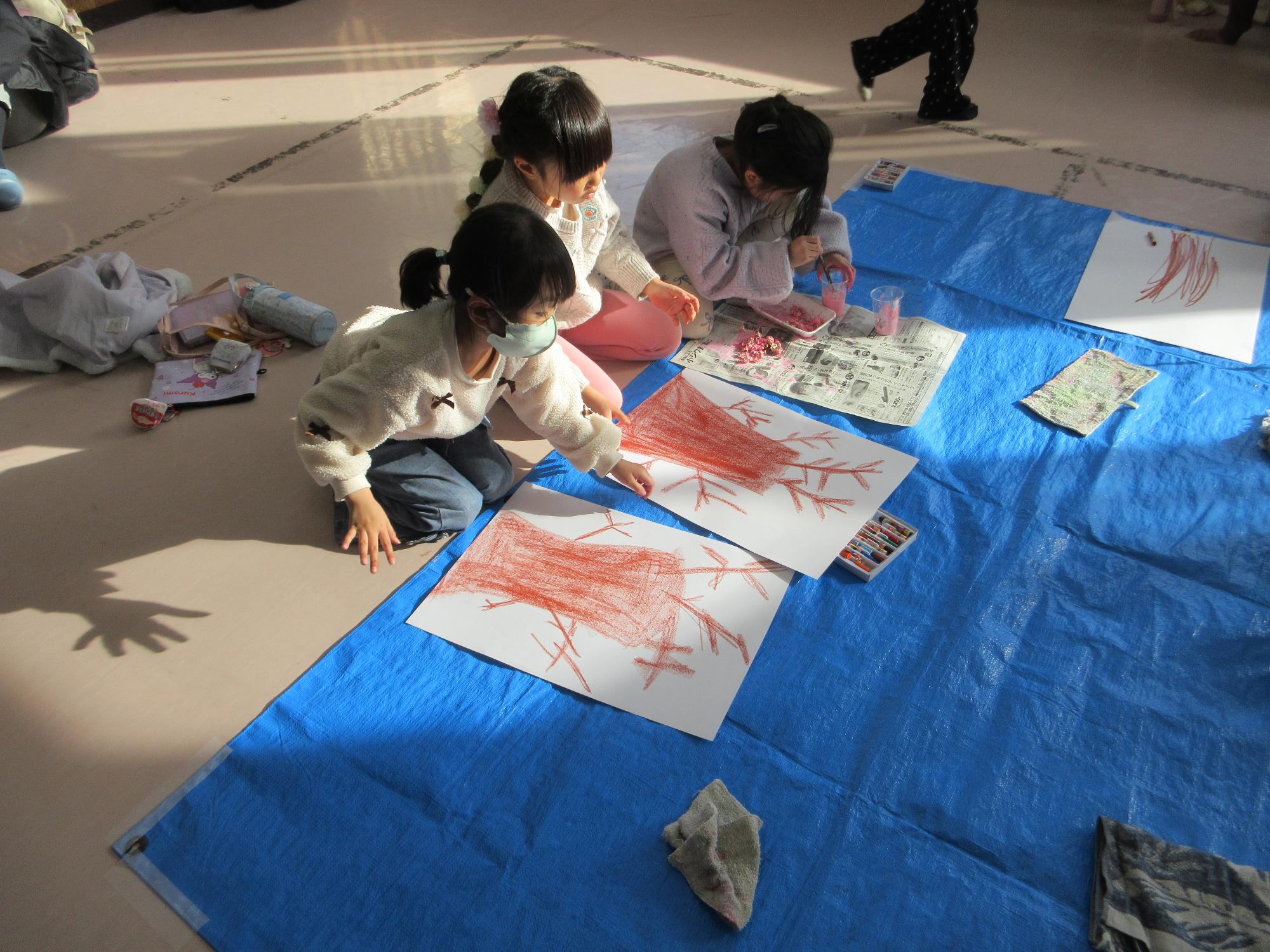 樹をえがいている様子