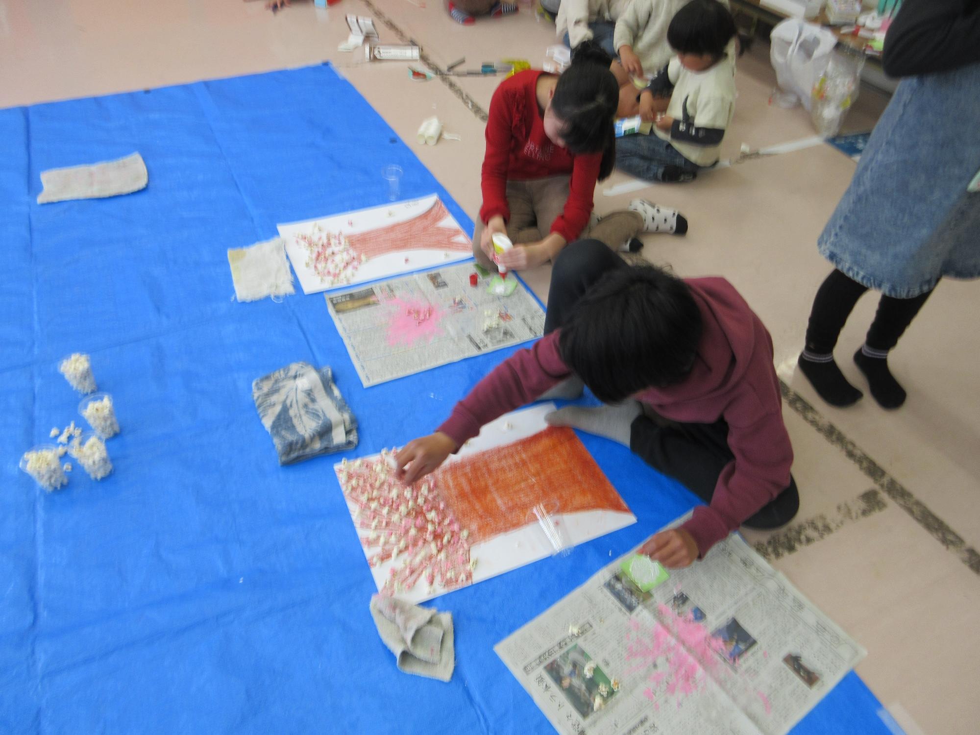 樹に桜をつける様子