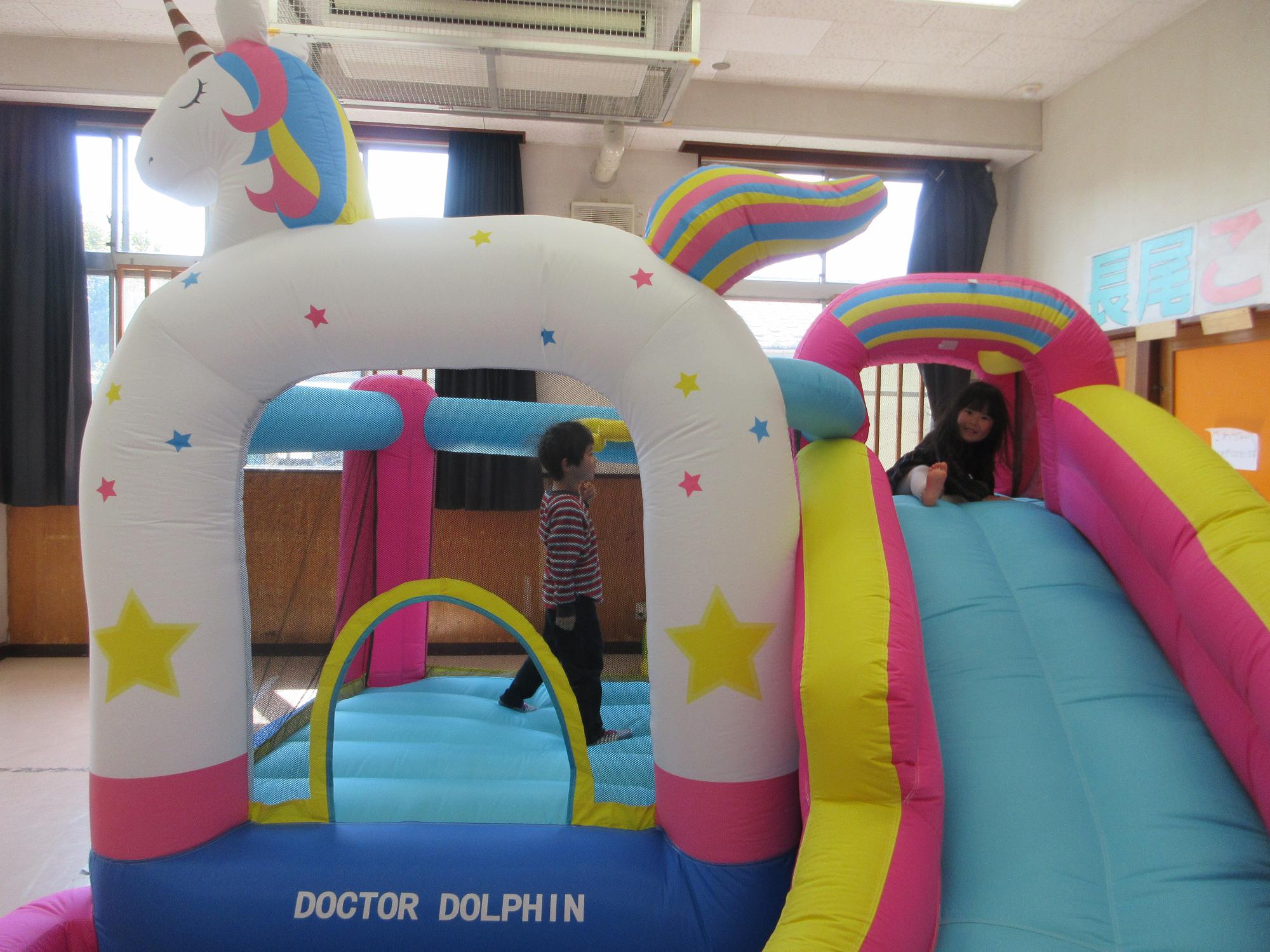 ユニコーンの遊具で遊ぶ様子