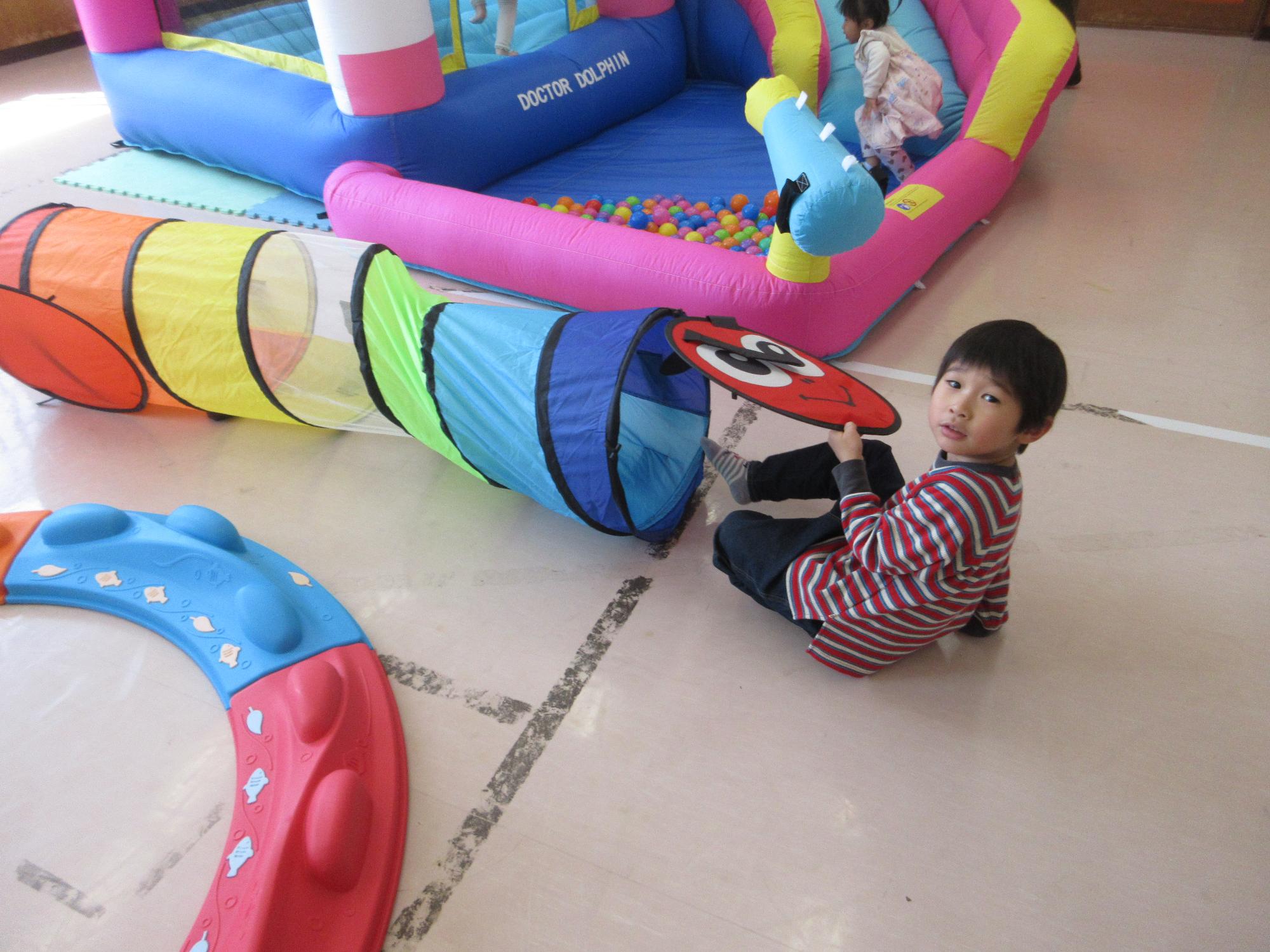 トンネルで遊ぶ様子