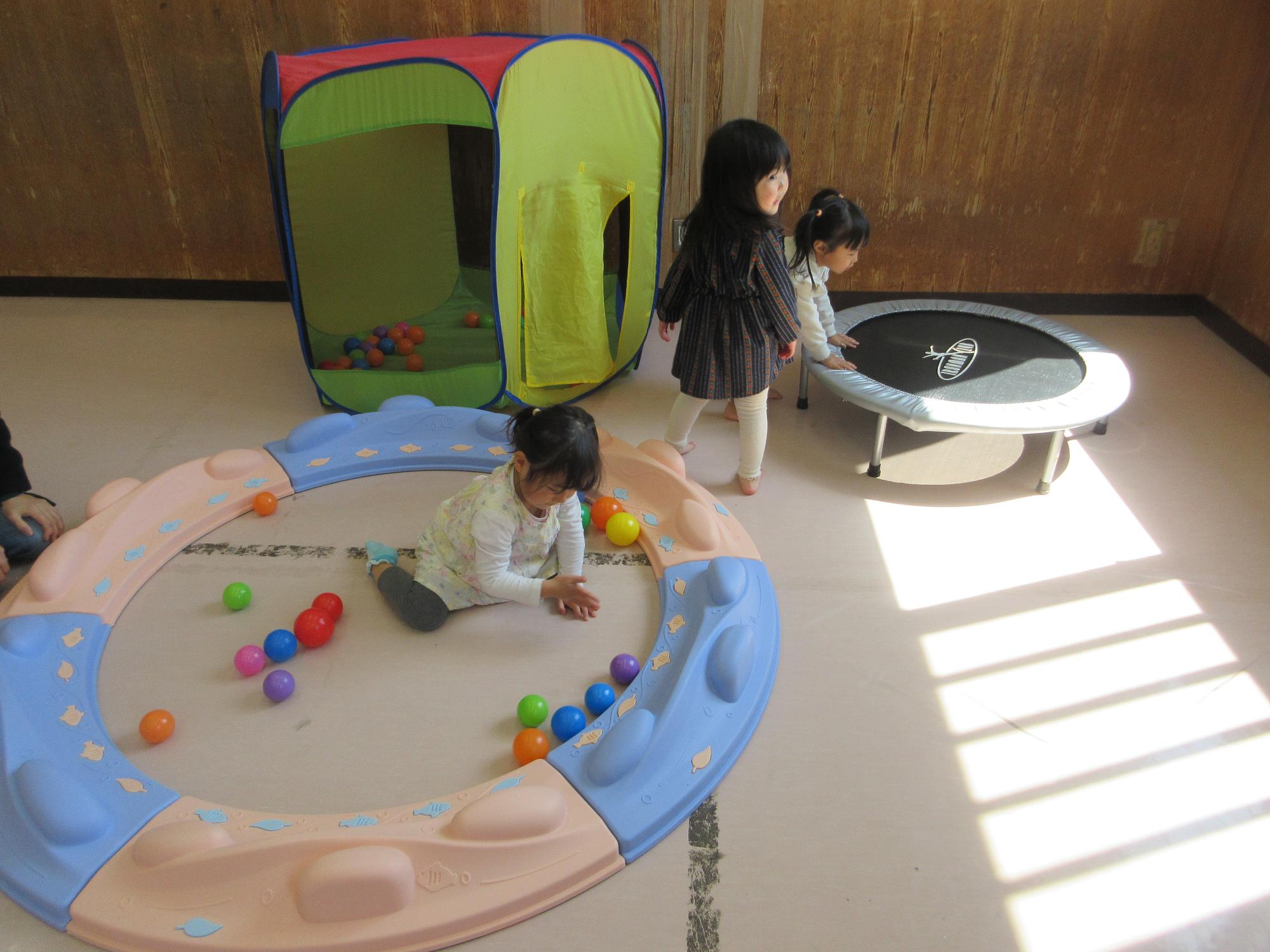 色々な遊具で遊ぶ様子