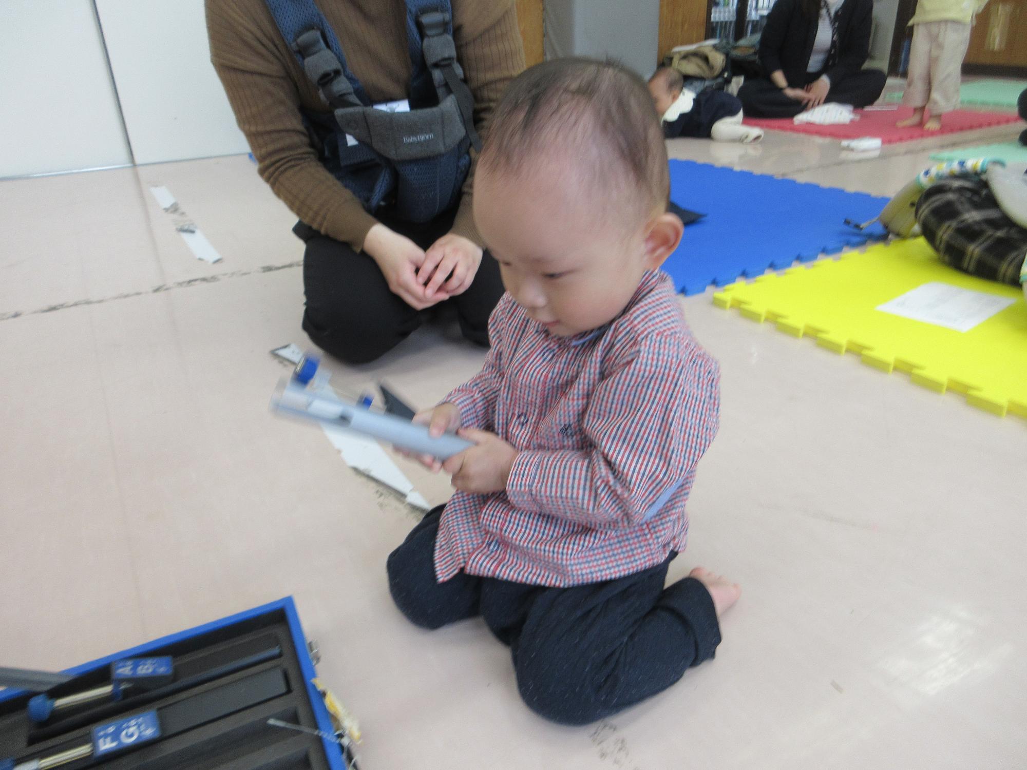 トーンチャイムで遊ぶ様子