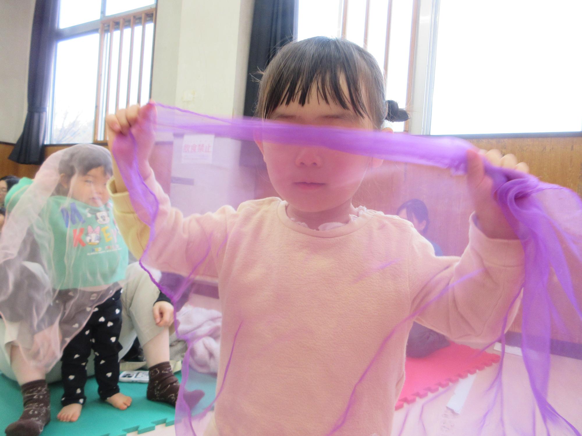 スカーフで遊ぶ様子