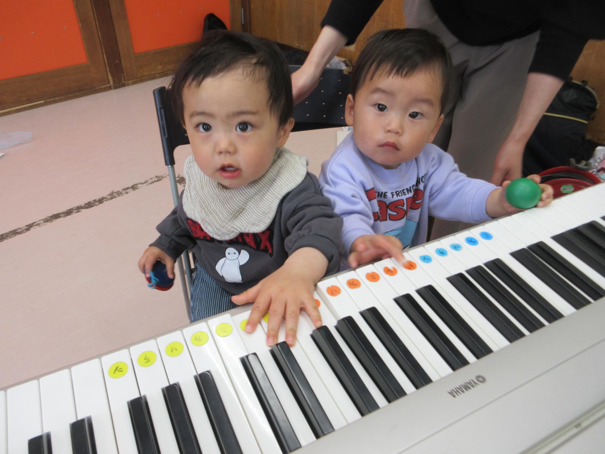 ピアノを弾くこどものよう明日