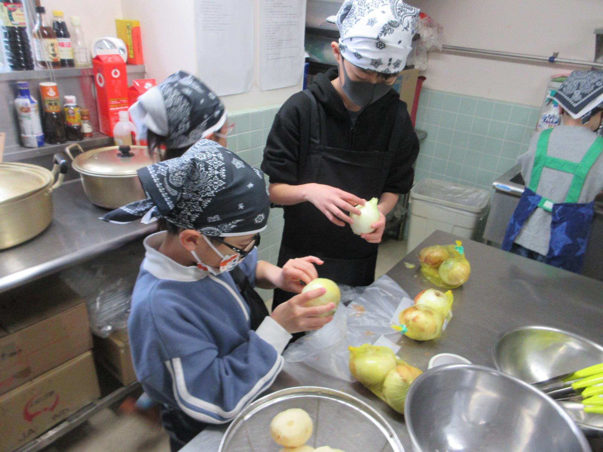 たまねぎの皮をむいている様子