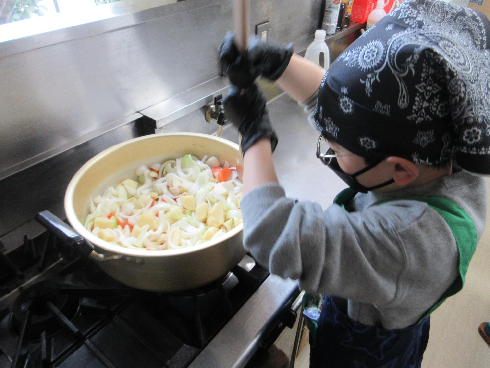 野菜をいためている様子