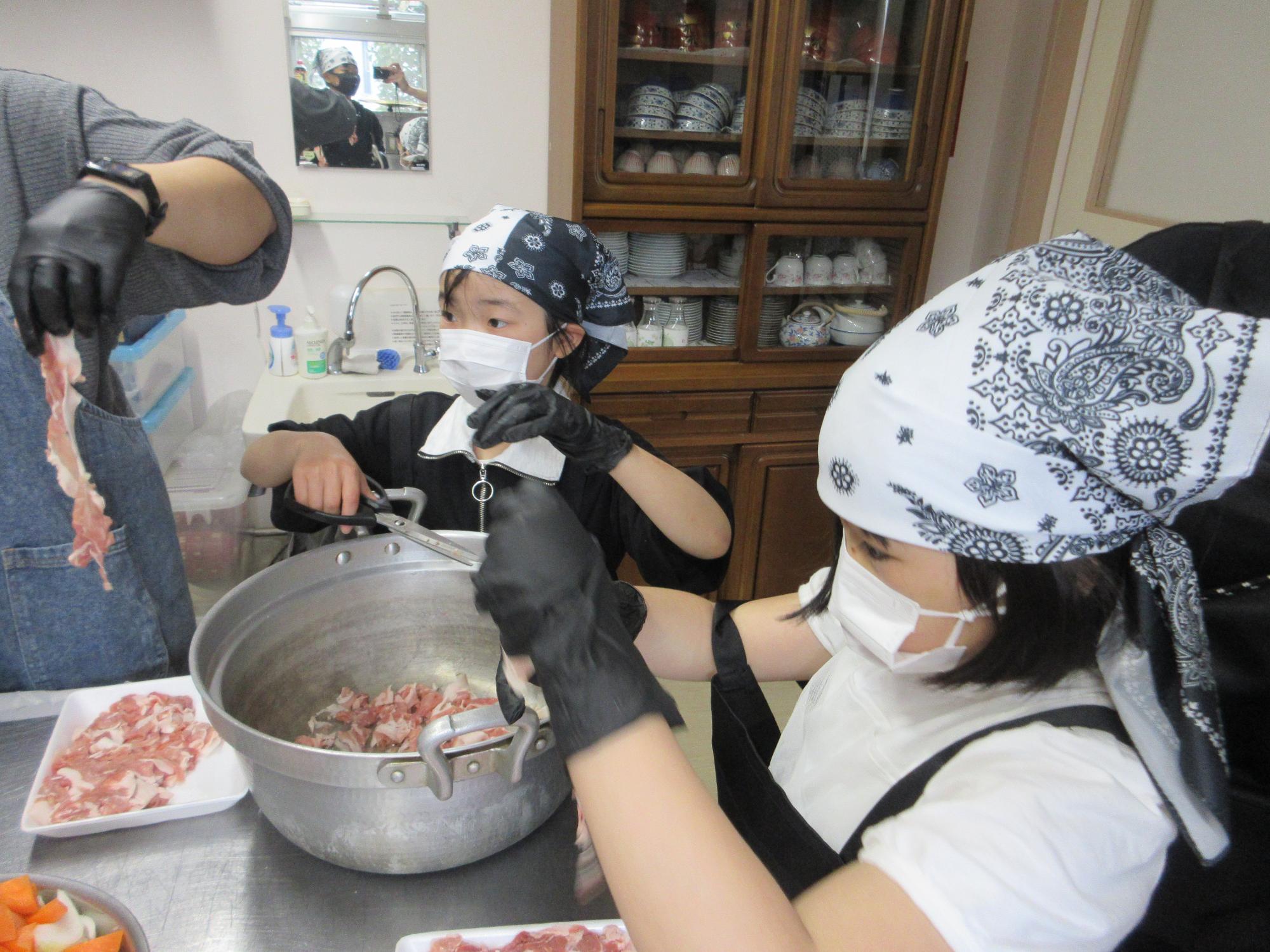 お肉を切っている様子