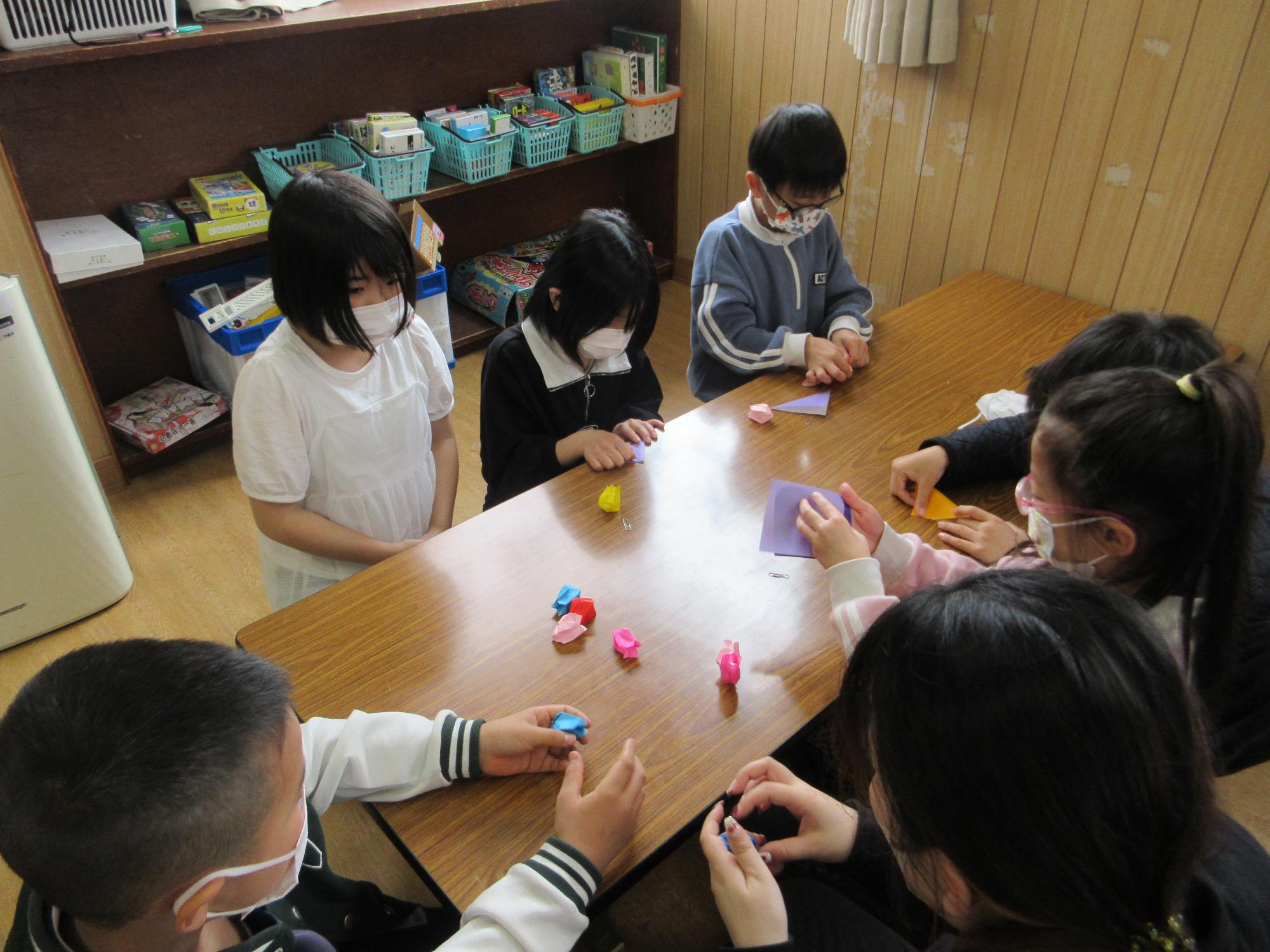 折り紙をしている様子